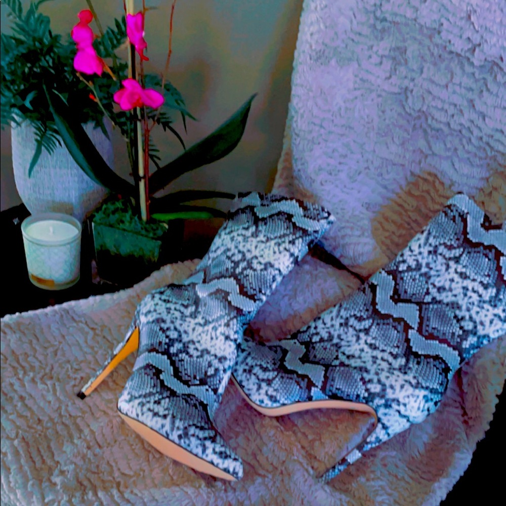 Brand new glow in the dark snake print 3 1/2 in heels 🥰🥰😍😍❣️